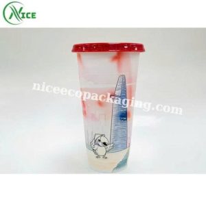 Ly nhựa đang đổi màu